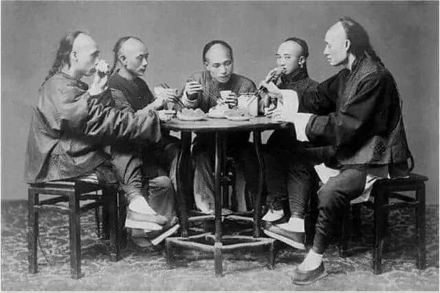 有人将广州所有百年老字号茶楼嘅旧相收集起身，用投影仪循环播放，细说广州饮茶文化