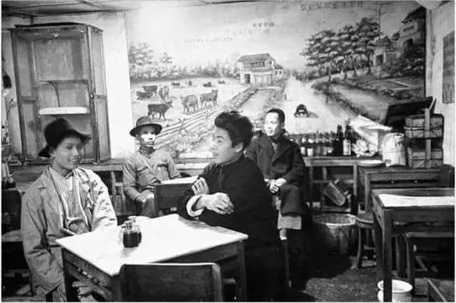 有人将广州所有百年老字号茶楼嘅旧相收集起身，用投影仪循环播放，细说广州饮茶文化