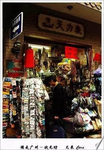 图为客人在挑选商品，摄影/几米Cora