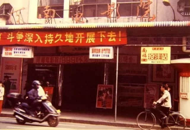 20年前广州有一位老人 穿梭于各建筑工地间 用相机记录当时嘅广州