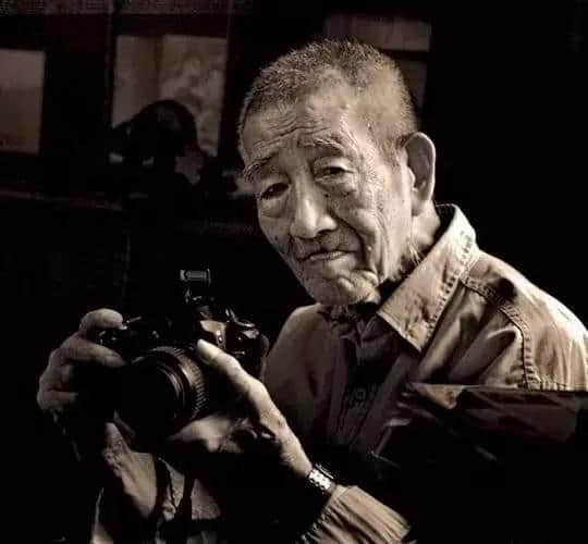 20年前广州有一位老人 穿梭于各建筑工地间 用相机记录当时嘅广州