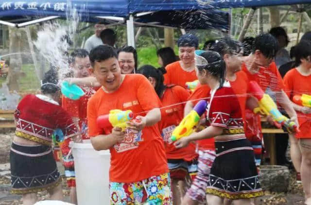 玩泼水节就要出国?NO!小编带你玩遍爱必侬那金谷第二届全民泼水节! 玩泼水节就要出国?NO!小编带你玩遍爱必侬那金谷第二届全民泼水节!