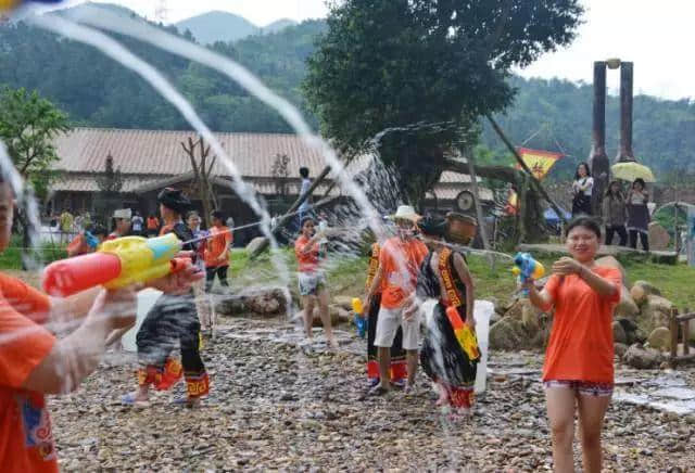 玩泼水节就要出国?NO!小编带你玩遍爱必侬那金谷第二届全民泼水节! 玩泼水节就要出国?NO!小编带你玩遍爱必侬那金谷第二届全民泼水节!