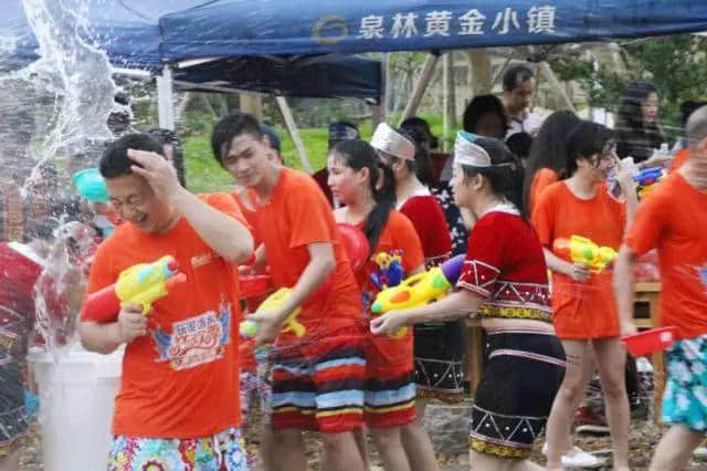 玩泼水节就要出国?NO!小编带你玩遍爱必侬那金谷第二届全民泼水节! 玩泼水节就要出国?NO!小编带你玩遍爱必侬那金谷第二届全民泼水节!