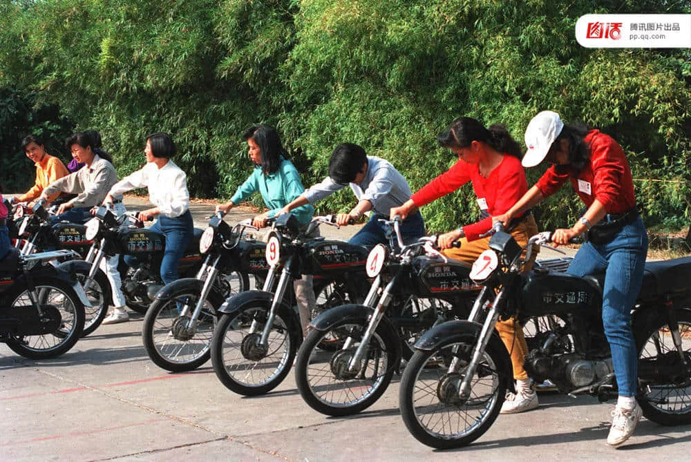 一辆摩托车，折叠了三个时代的广州