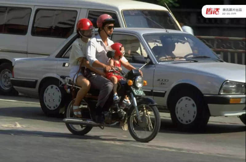 一辆摩托车，折叠了三个时代的广州