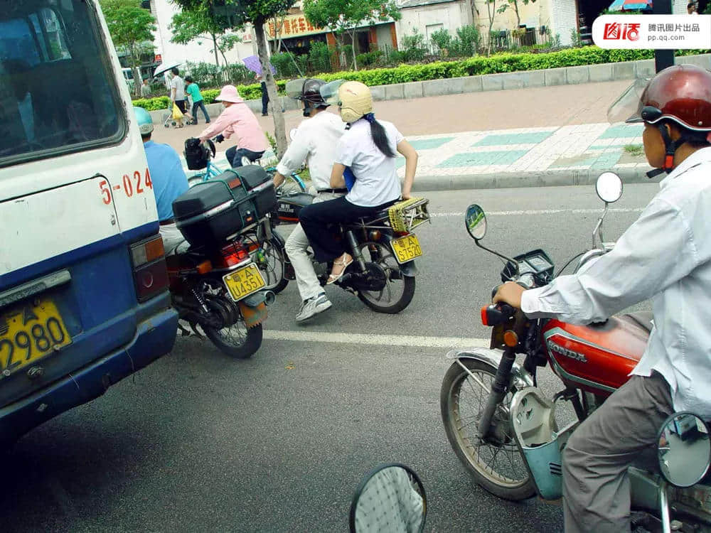 一辆摩托车，折叠了三个时代的广州