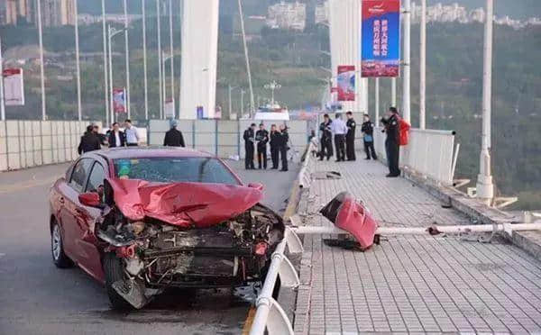 同样发生严重巴士事故，香港是如何预防悲剧重演？