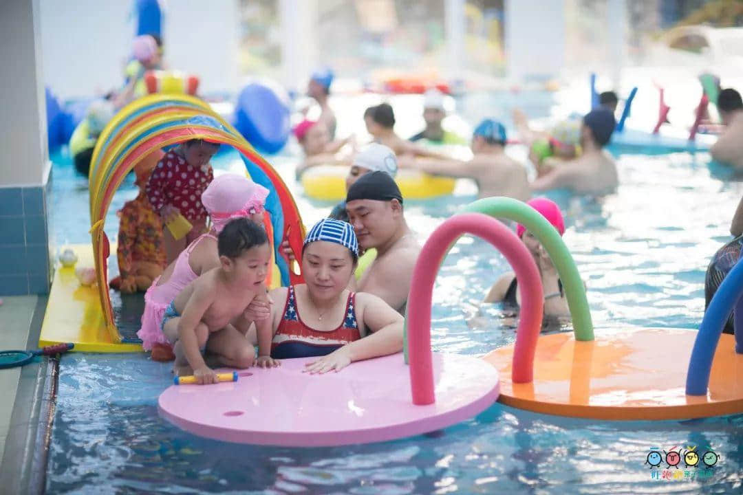 吐泡泡天河店周年庆典“圣诞欢乐颂 亲子水上趴”引爆广州亲子游泳圈