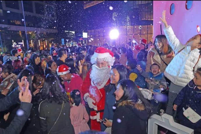 今年圣诞，我哋一于留喺广州睇“雪”！