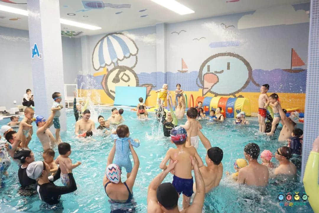 吐泡泡天河店周年庆典“圣诞欢乐颂 亲子水上趴”引爆广州亲子游泳圈