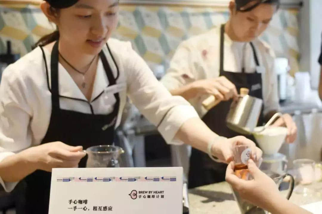 广州有一群视障人士，在手冲咖啡里找到了不一样的人生