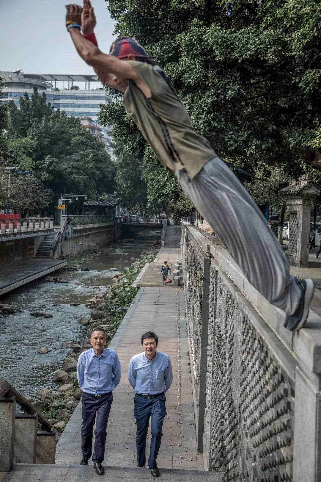 在本该跳广场舞的年纪里,他却选择了跑酷 在本该跳广场舞的年纪里,他却选择了跑酷