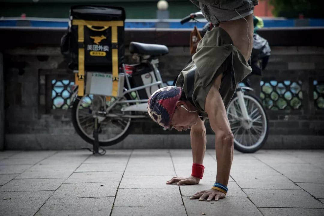 在本该跳广场舞的年纪里，他却选择了跑酷