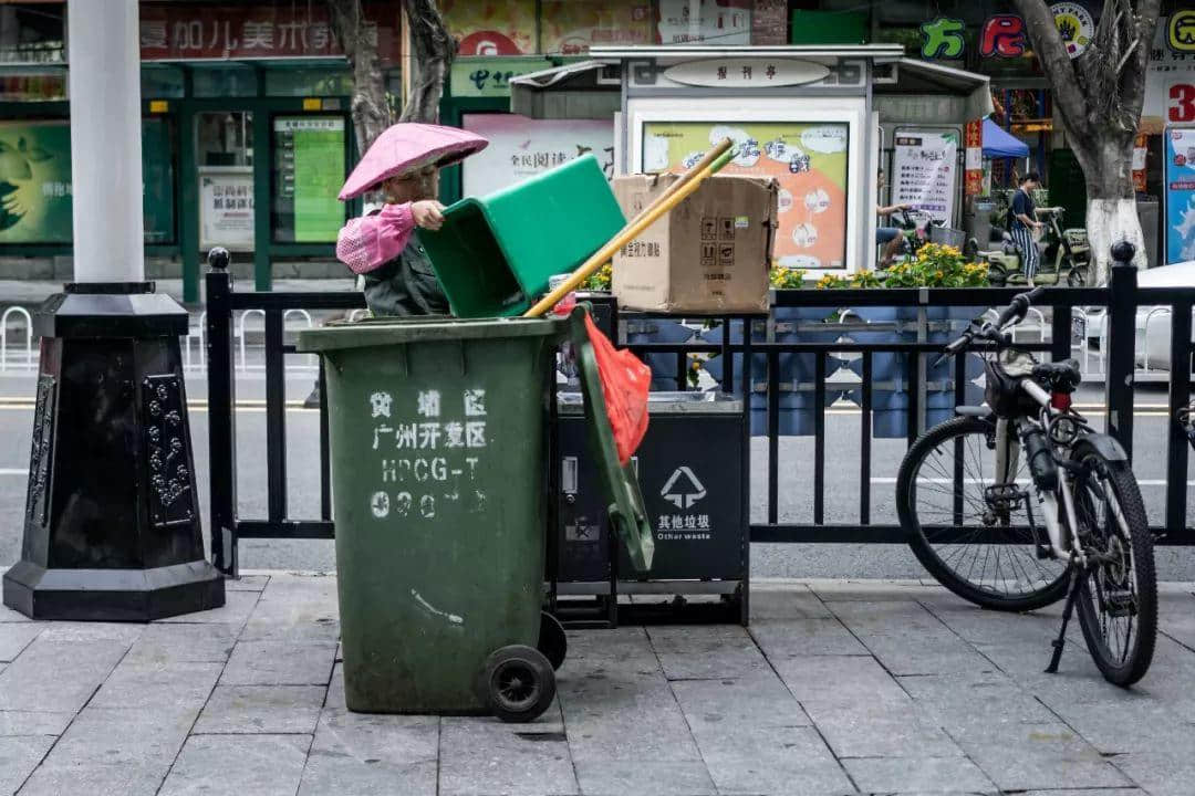 我们走上街头，体验了一下广州的垃圾分类