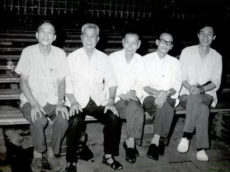 老艺人合影，左起崔大伦、潘耀庭、廖华轩、关心民、颜志图