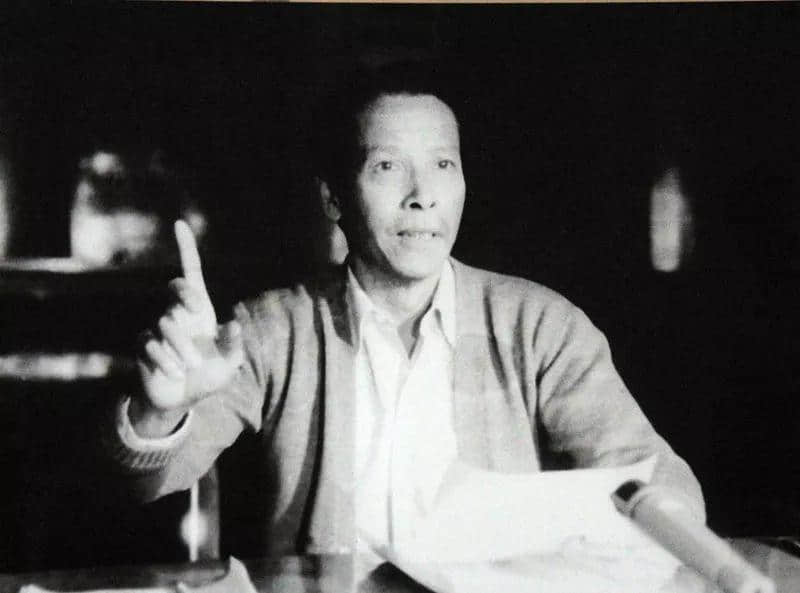 20世纪80年代张悦楷在电台讲《三国演义》（图片由颜志图先生提供）