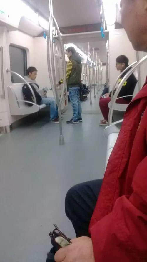 公共场所“冇品”行为，第一条就想郁手！