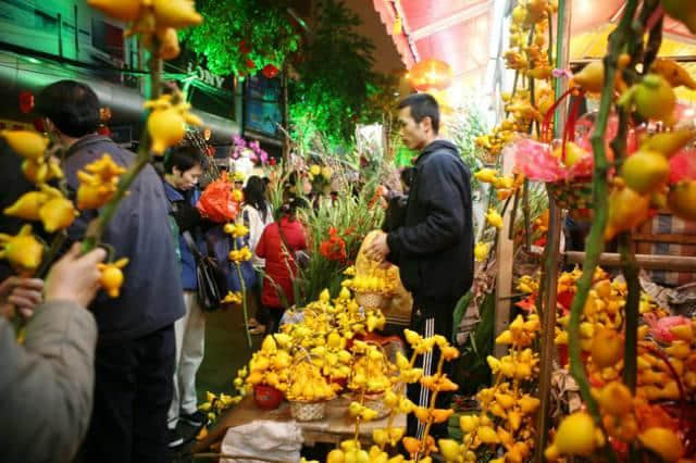 点解广州人过年唔钟意睇春晚？因为我哋钟意行花街咯！