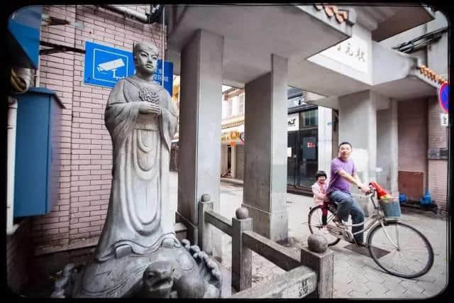 爱在记忆中找你:状元坊仲剩低啲乜? 状元张镇孙雕像,同街道入边啲店铺有啲唔搭