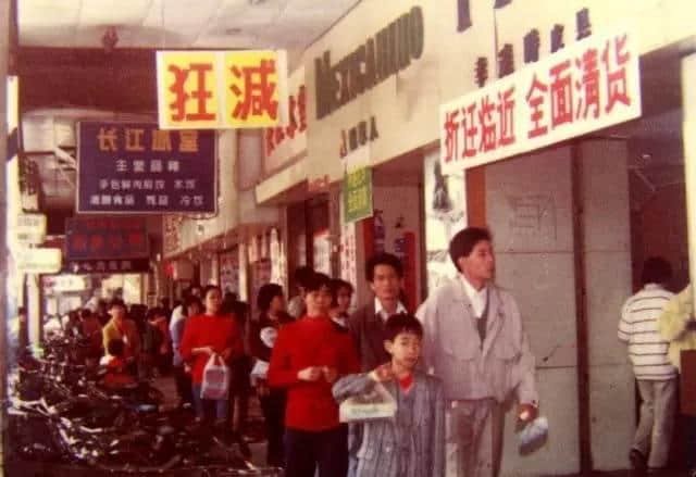 20年前广州有一位老人 穿梭于各建筑工地间 用相机记录当时嘅广州