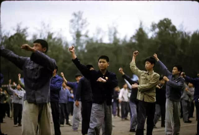 1972年嘅广州校园生活,当时啲学生哥能文能武! 1972年嘅广州校园生活,当时啲学生哥能文能武!