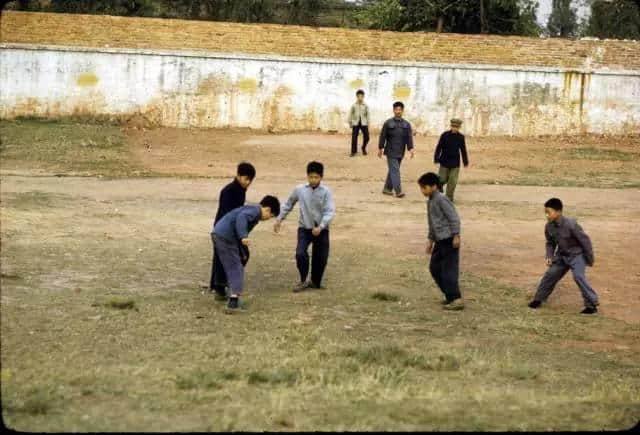 1972年嘅广州校园生活,当时啲学生哥能文能武! 1972年嘅广州校园生活,当时啲学生哥能文能武!