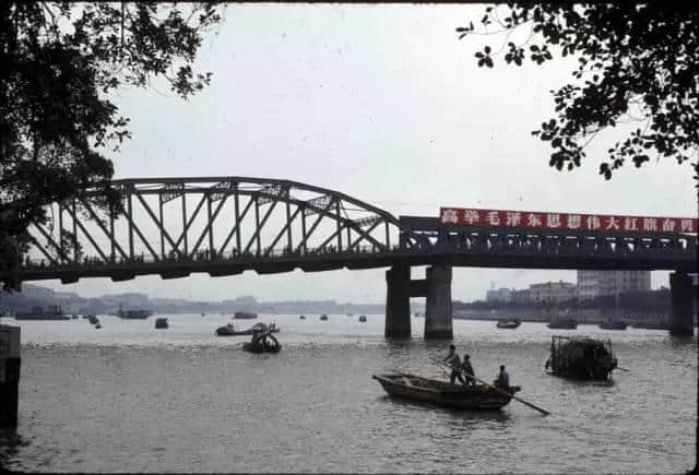 1972年嘅广州校园生活,当时啲学生哥能文能武! 1972年嘅广州校园生活,当时啲学生哥能文能武!