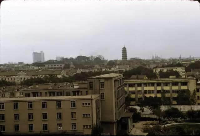 1972年嘅广州校园生活,当时啲学生哥能文能武! 1972年嘅广州校园生活,当时啲学生哥能文能武!