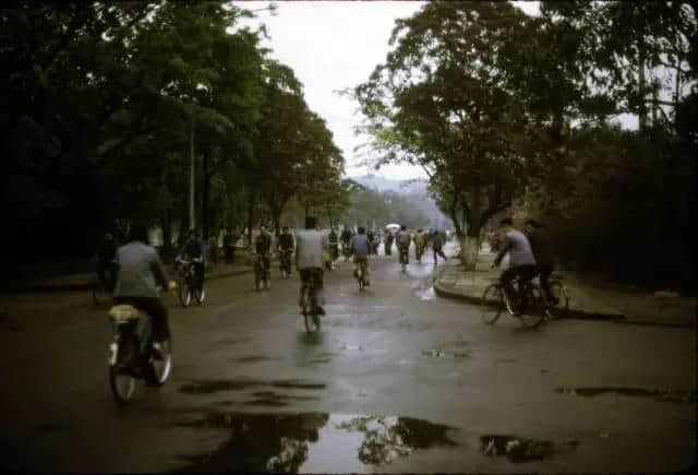 1972年嘅广州校园生活,当时啲学生哥能文能武! 1972年嘅广州校园生活,当时啲学生哥能文能武!