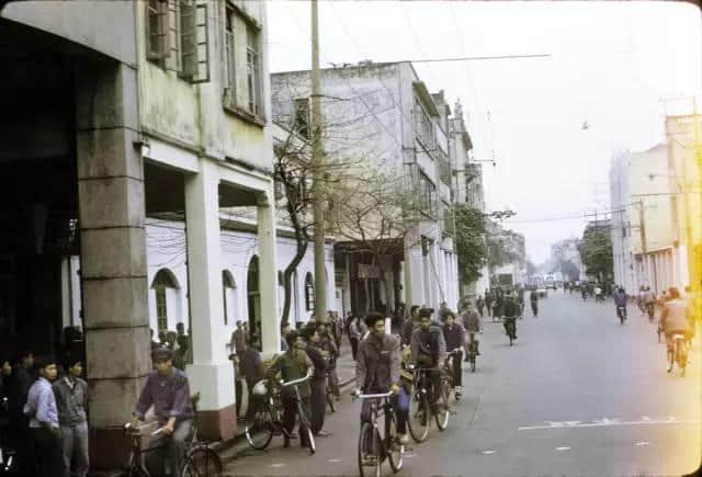 1972年嘅广州校园生活,当时啲学生哥能文能武! 1972年嘅广州校园生活,当时啲学生哥能文能武!
