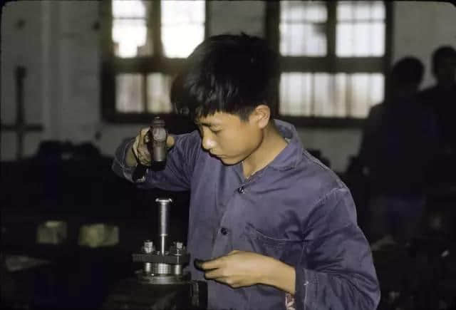 1972年嘅广州校园生活,当时啲学生哥能文能武! 1972年嘅广州校园生活,当时啲学生哥能文能武!