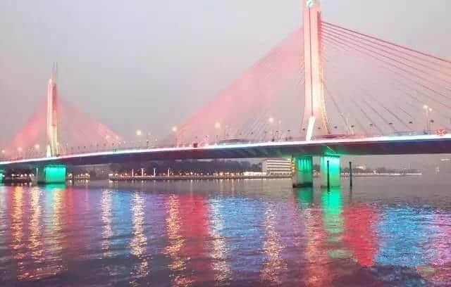 横跨珠江嘅大桥，每一座都系属于广州嘅回忆