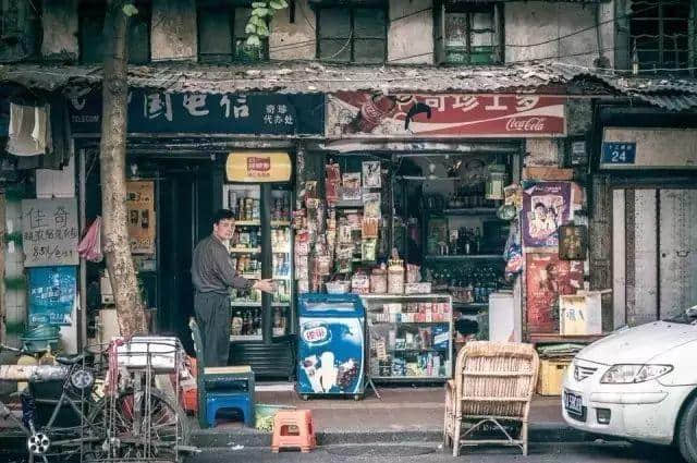 饮落似风油，闻落似皮炎平，但佢系广东人童年最爱嘅饮料。