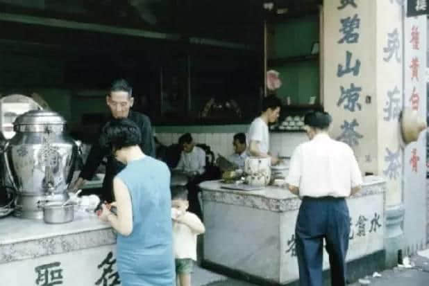 饮落似风油，闻落似皮炎平，但佢系广东人童年最爱嘅饮料。