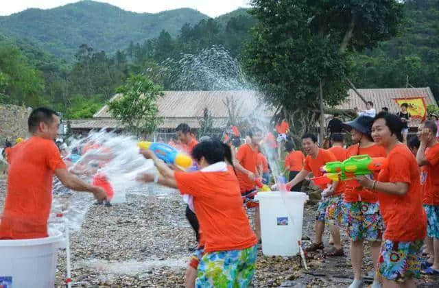 玩泼水节就要出国？NO！小编带你玩遍爱必侬那金谷第二届全民泼水节！