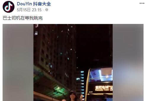 香港一短裙長腿少女，衝出馬路拍抖音呃like！阻住巴士遭網友圍插…