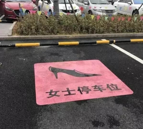 广州西郊泳场设“女性泳道”惹争议，系女性权益or形式主义？