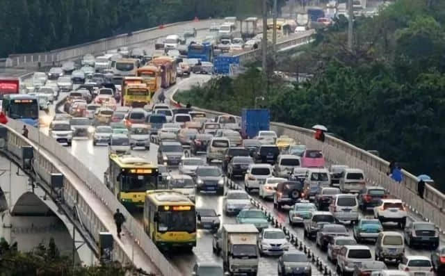 广州，雨中，一堵车路段 / 图自网络