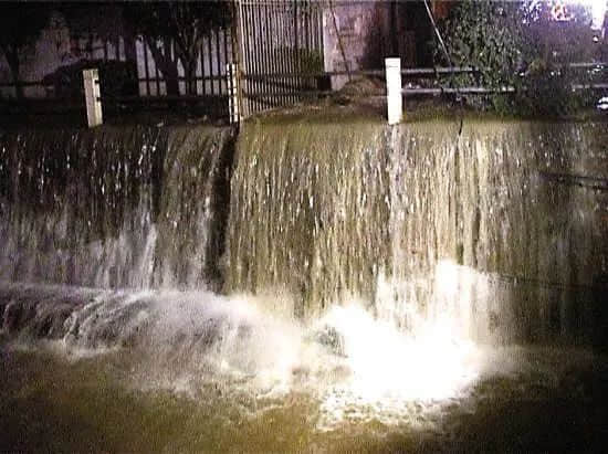 2009年，白云区新市棠安路边，一条直径400毫米自来水管爆漏。大量自来水涌出地面后流入旁边的新市涌，形成一堵瀑布。爆裂的水管引发了附近路面的大面积塌陷 / 图自网络