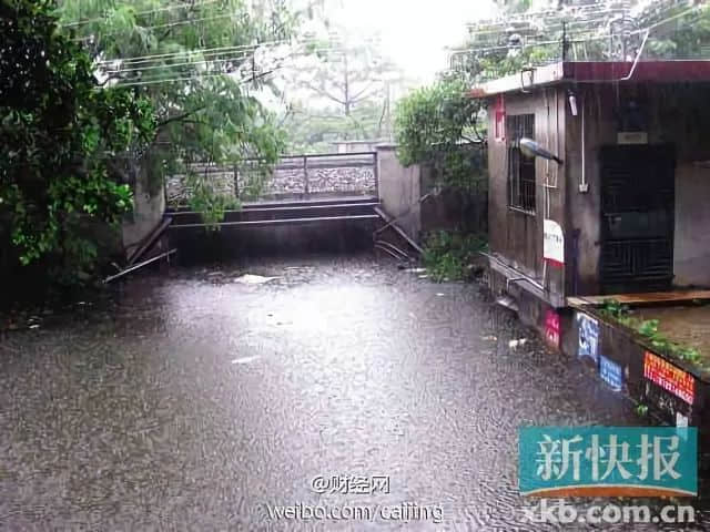 2014年8月，雨水将棠乐路京广铁路的涵洞给淹没，同时淹没的，还有刘姓一家七口。计划与亲人相聚的刘姓一家，驾车行至这里的时候，车子冲入暴雨后的一汪积水，就此消逝在高楼林立、被视为中国一线城市的广州  / 图自新快报