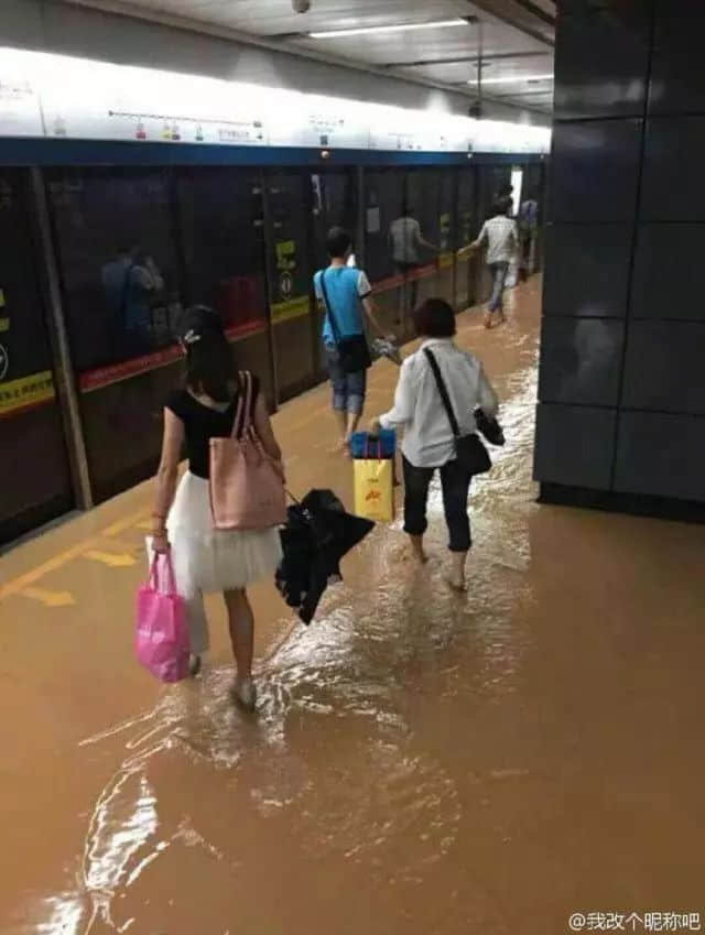 2016年5月，长湴地铁站。一场寻常的大雨，却让长湴站成为了“游乐园”  / 图自网络