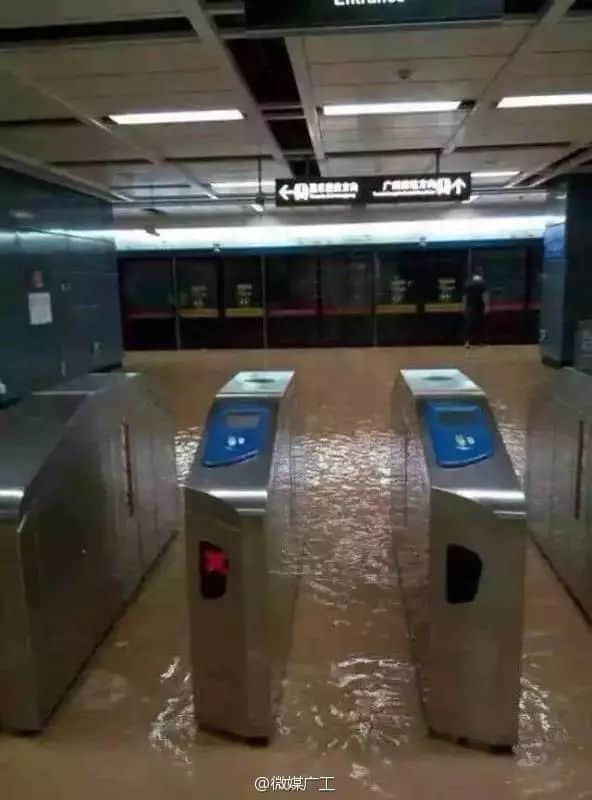 2016年5月，长湴地铁站。在这次长湴被淹的几年前，杨箕站也遭遇了类似的内涝倒灌情况，当时也是市政工程造成的地面排水不畅所致 / 图自网络
