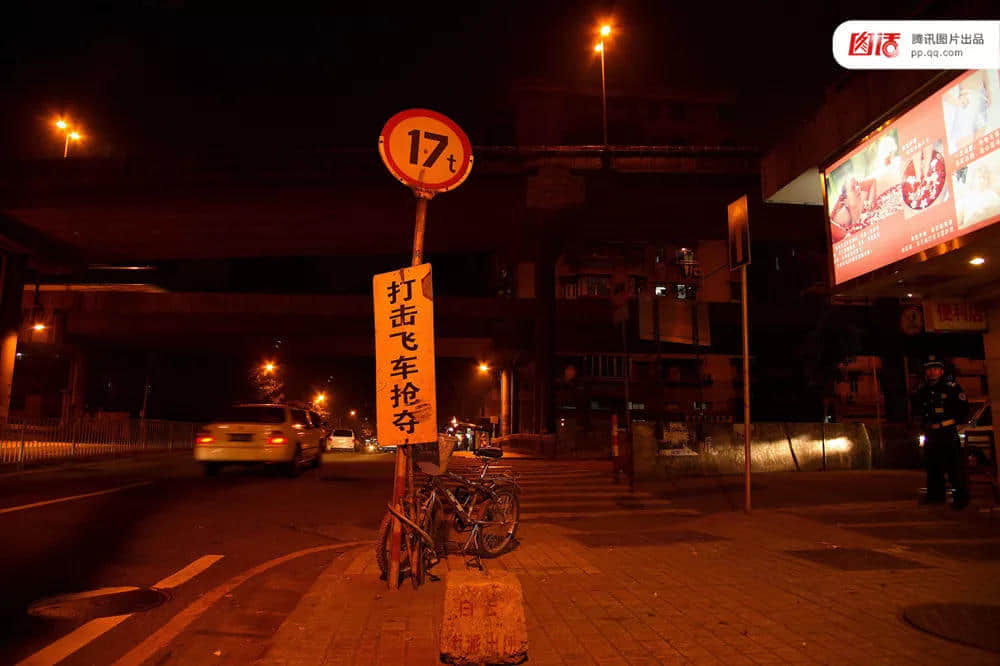 一辆摩托车，折叠了三个时代的广州