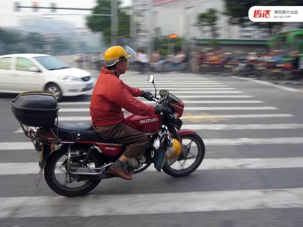 一辆摩托车，折叠了三个时代的广州