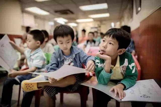 广州竟有学校要求学生在家庭生活中也要说普通话？！