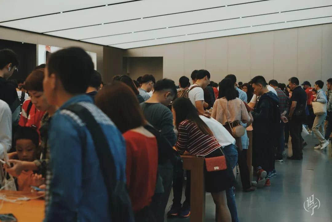 从黎明到夜深,广州人从一条队排到了另一条队 从黎明到夜深,广州人从一条队排到了另一条队