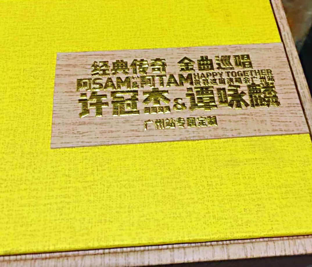 今天起全城派送 | 许冠杰谭咏麟12月15日广州演唱会限量珍藏定制版【领结&丝巾礼盒】购VIP套票即可拥有,先到先得! 今天起全城派送 | 许冠杰谭咏麟12月15日广州演唱会限量珍藏定制版【领结&丝巾礼盒】购VIP套票即可拥有,先到先得!