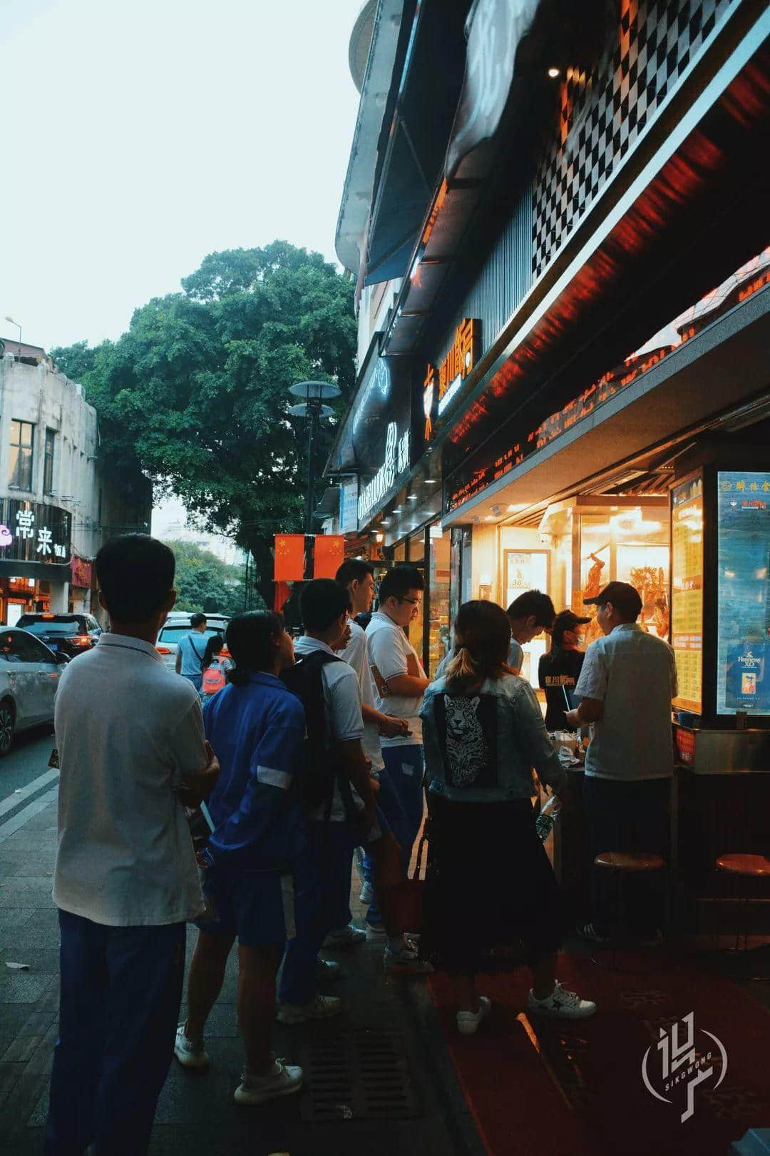 从黎明到夜深,广州人从一条队排到了另一条队 从黎明到夜深,广州人从一条队排到了另一条队