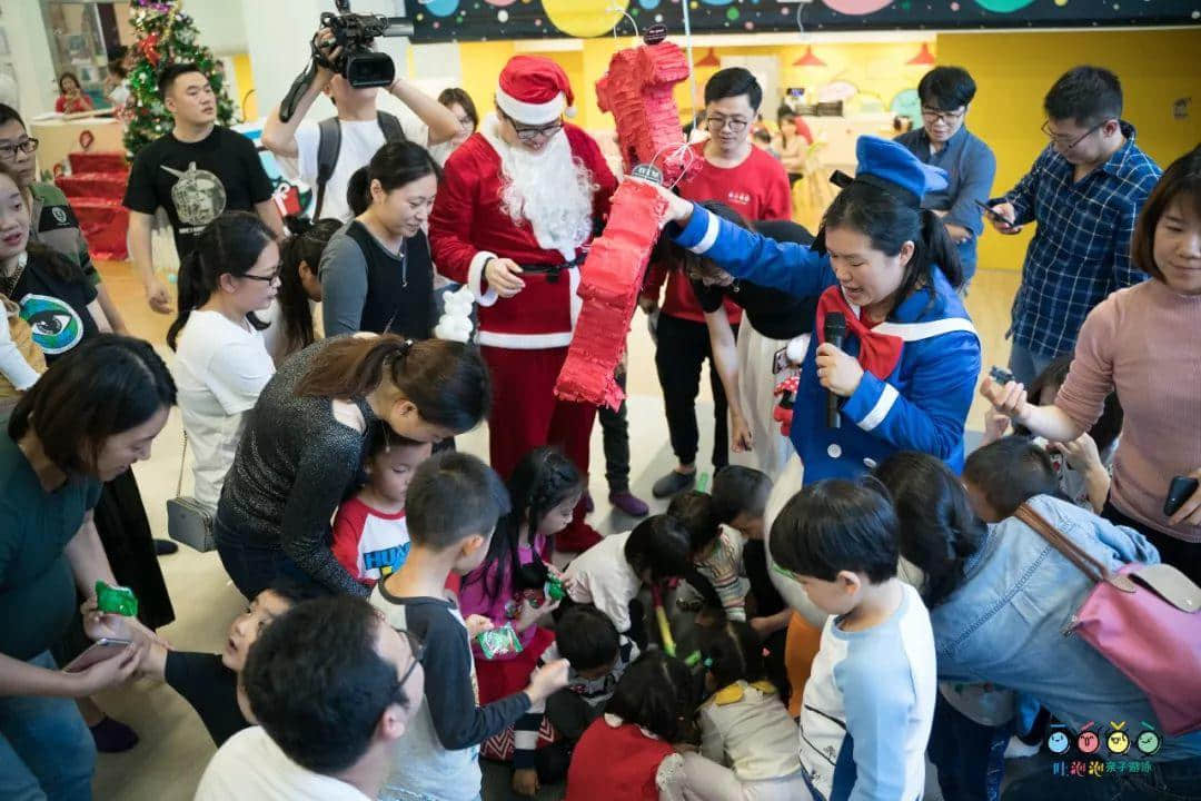 吐泡泡天河店周年庆典“圣诞欢乐颂 亲子水上趴”引爆广州亲子游泳圈